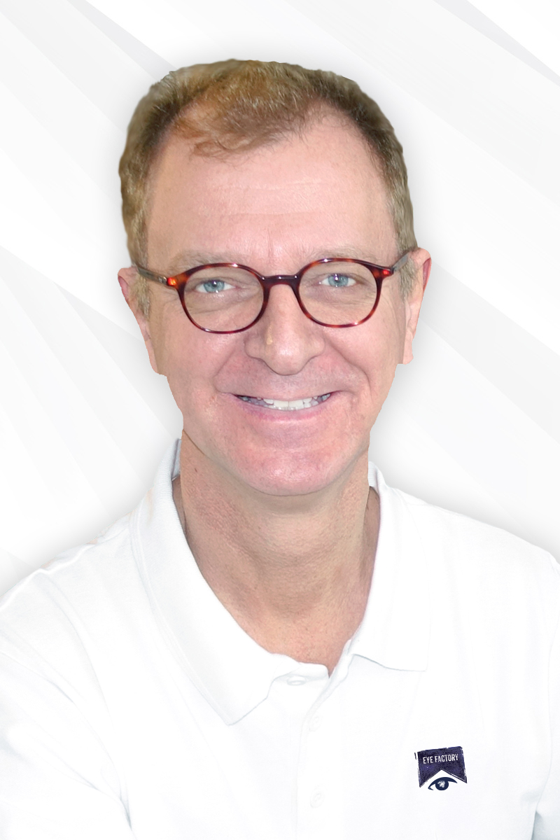 Arzt mit kurzen hellen Haaren, Brille und Arztkleidung