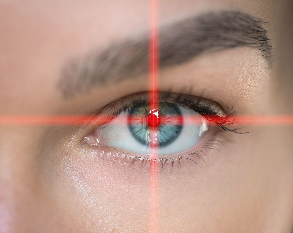 Rotes Laser-Fadenkreuz auf einem blauen Auge