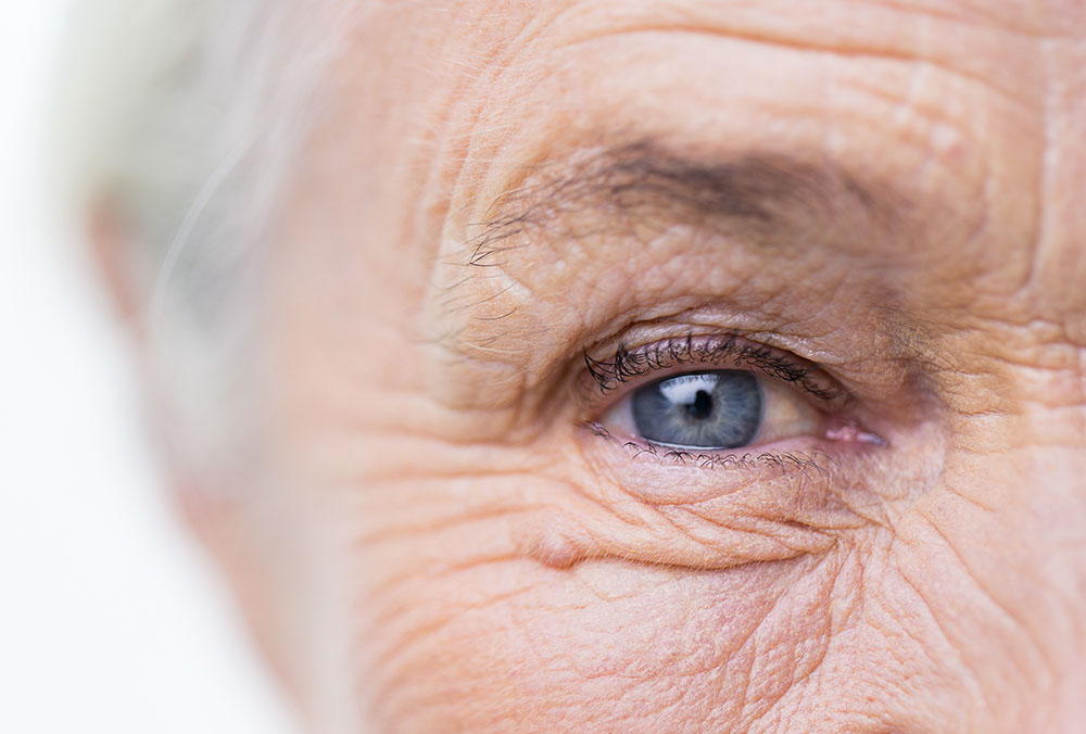 Ältere Frau mit grauen Haaren und blauen Augen
