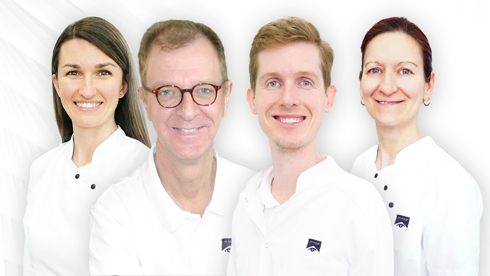 Zwei lachende Augenärzte und zwei lachende Ordinationsmitarbeiterinnen in medizinischer Kleidung
