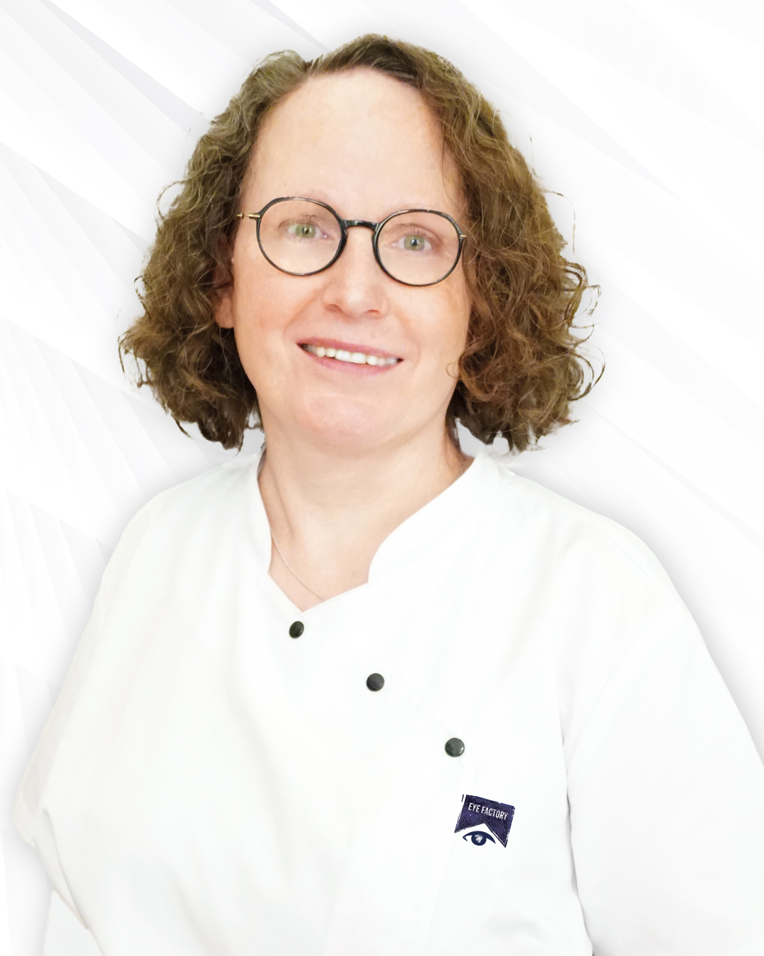 Weibliche Person mit Locken und Brille in medizinischer Kleidung