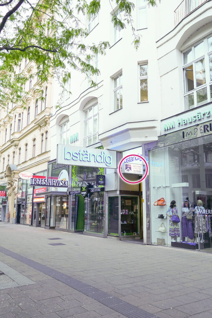 Außenansicht der Ordination auf der Mariahilfer Straße mit Wegweiserschild