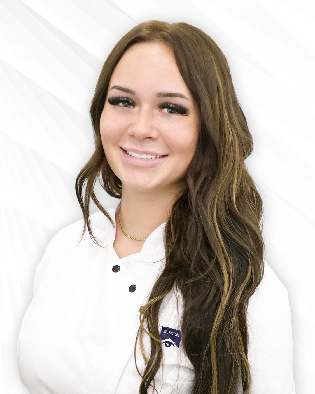 Medizinische Mitarbeiterin mit langen Haaren in Arbeitskleidung