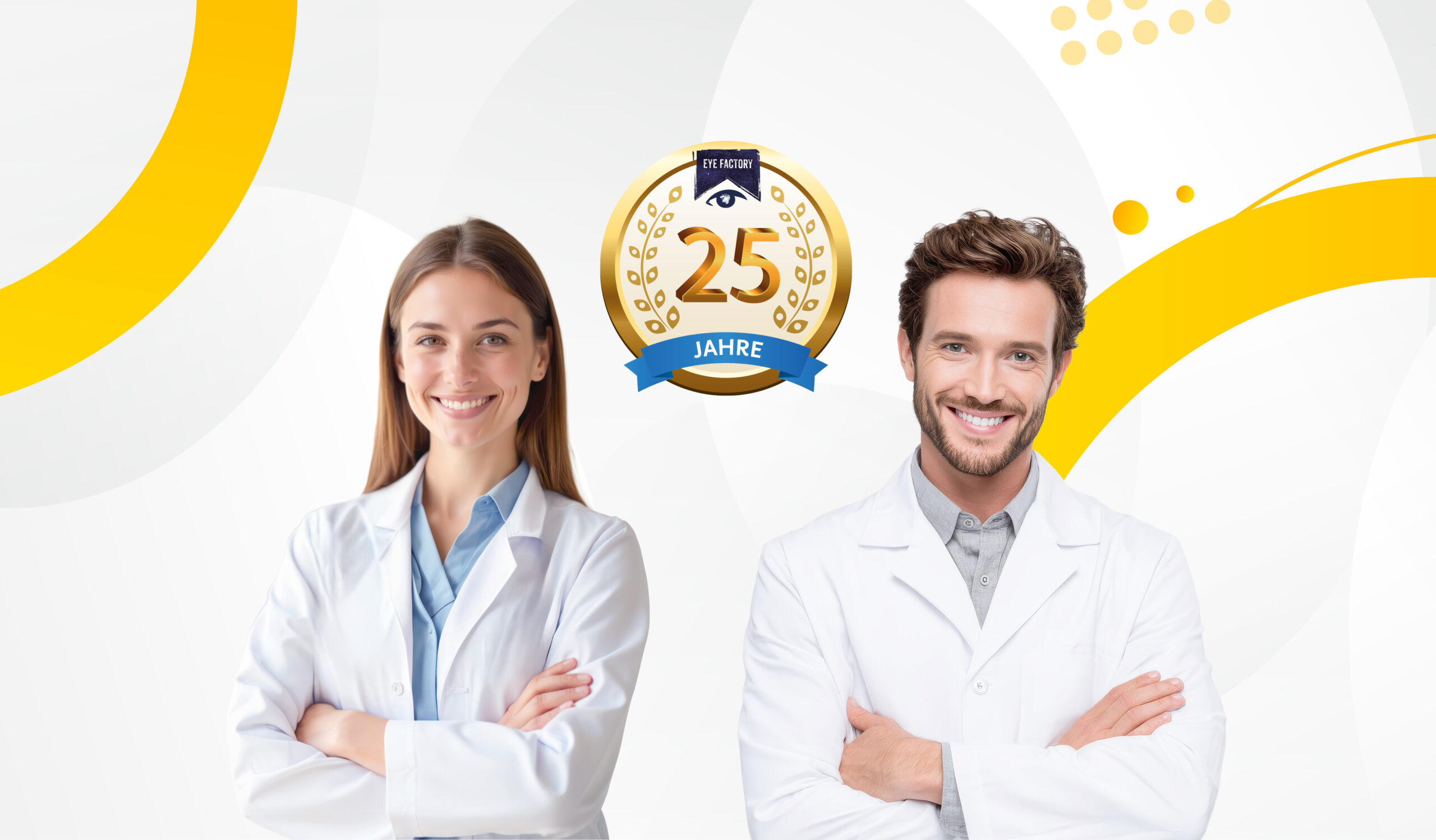 Lächelnder Arzt und Ärztin in Kittel mit verschrenkten Armen