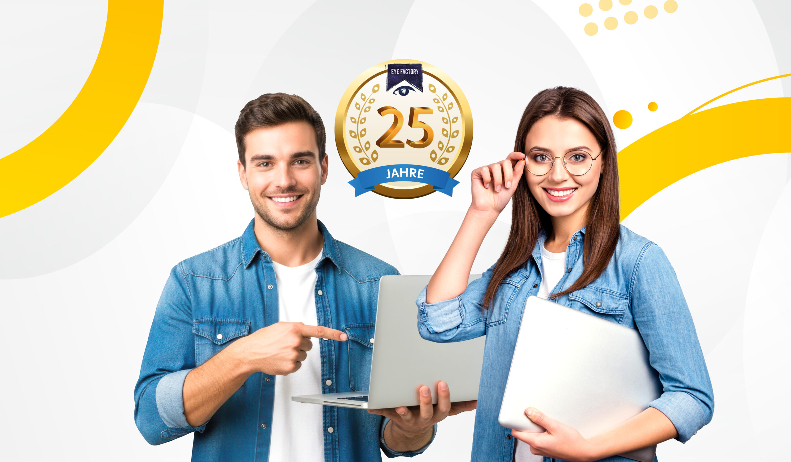 Systemadministratorinnen in Jeanslook mit Laptops