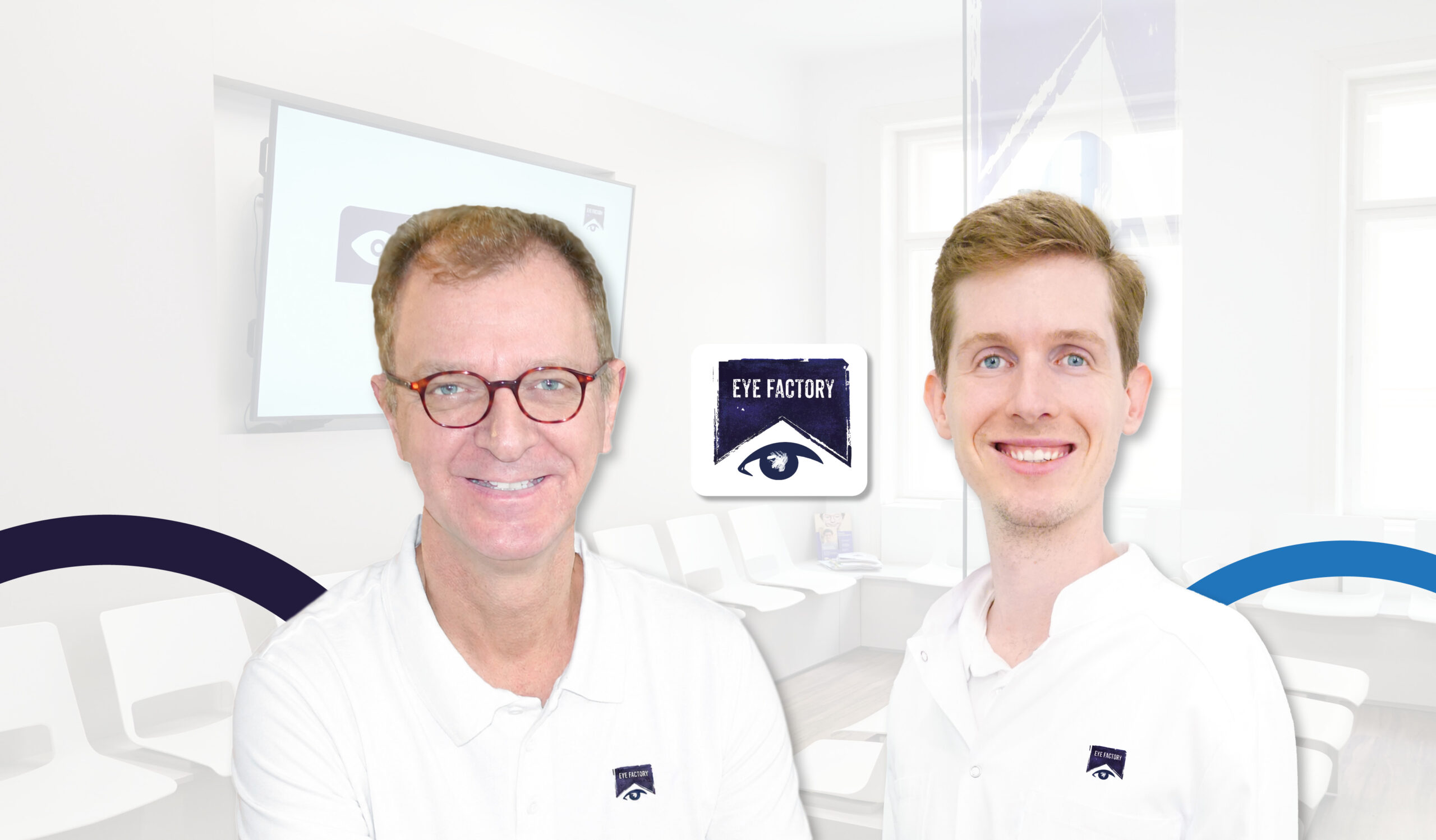 Zwei Augenärzte mit kurzen Haaren vor Ordinationshintergrund mit Display. Dazwischen Logo mit Eyefactory Schriftzug und Auge